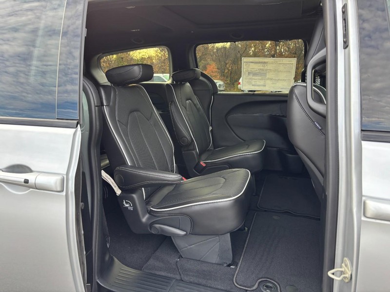 Chrysler Pacifica Vehicle Full-screen Gallery Image 05