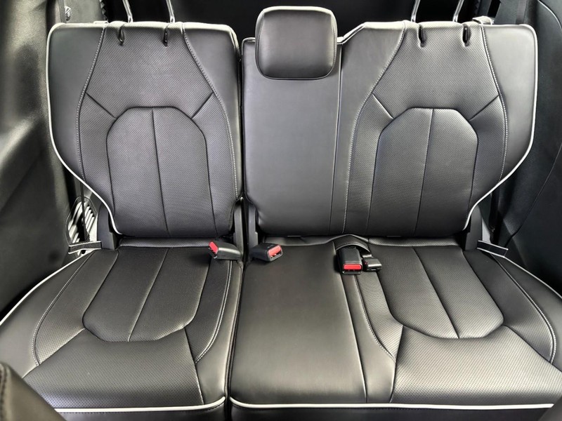 Chrysler Pacifica Vehicle Full-screen Gallery Image 06