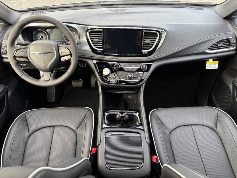 Chrysler Pacifica Vehicle Full-screen Gallery Image 07