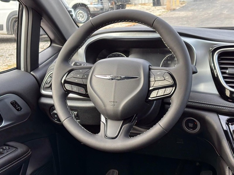 Chrysler Pacifica Vehicle Full-screen Gallery Image 08