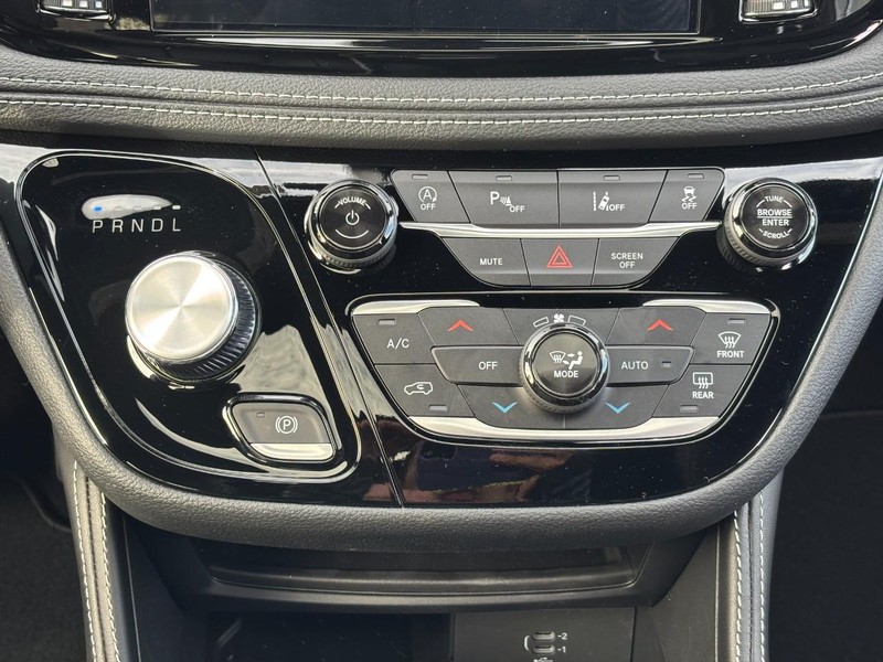 Chrysler Pacifica Vehicle Full-screen Gallery Image 10