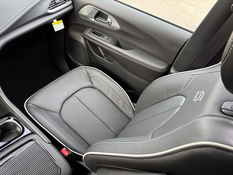 Chrysler Pacifica Vehicle Full-screen Gallery Image 11