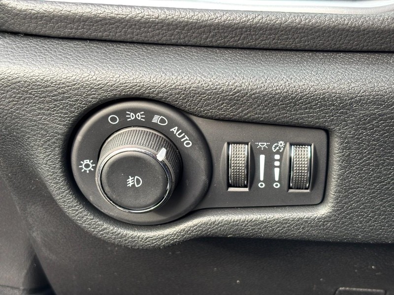 Chrysler Pacifica Vehicle Full-screen Gallery Image 12