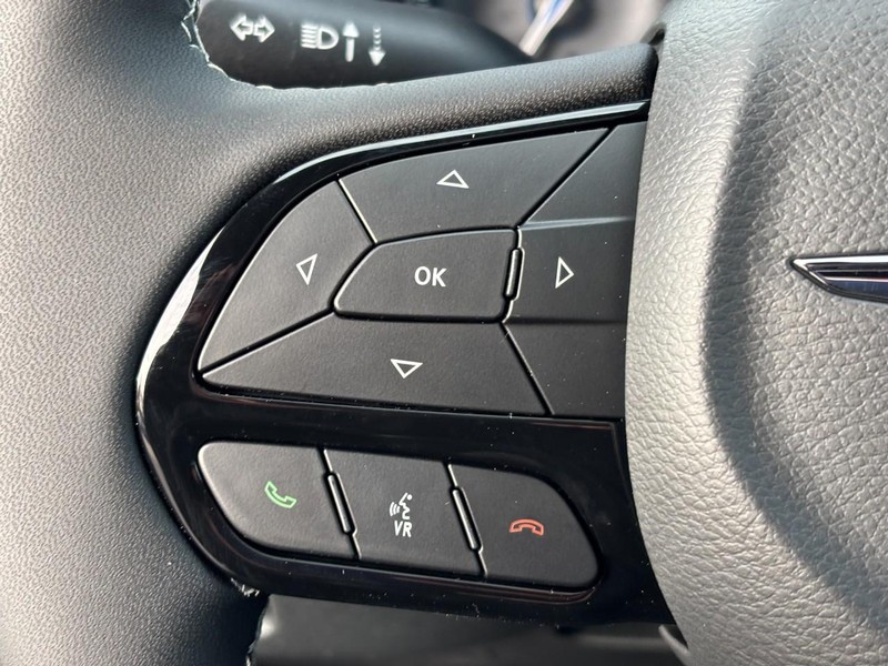 Chrysler Pacifica Vehicle Full-screen Gallery Image 13