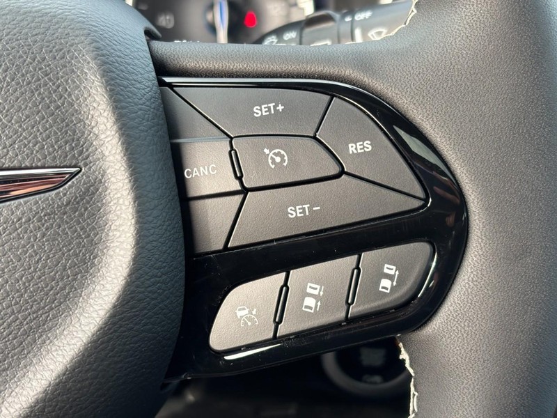 Chrysler Pacifica Vehicle Full-screen Gallery Image 14