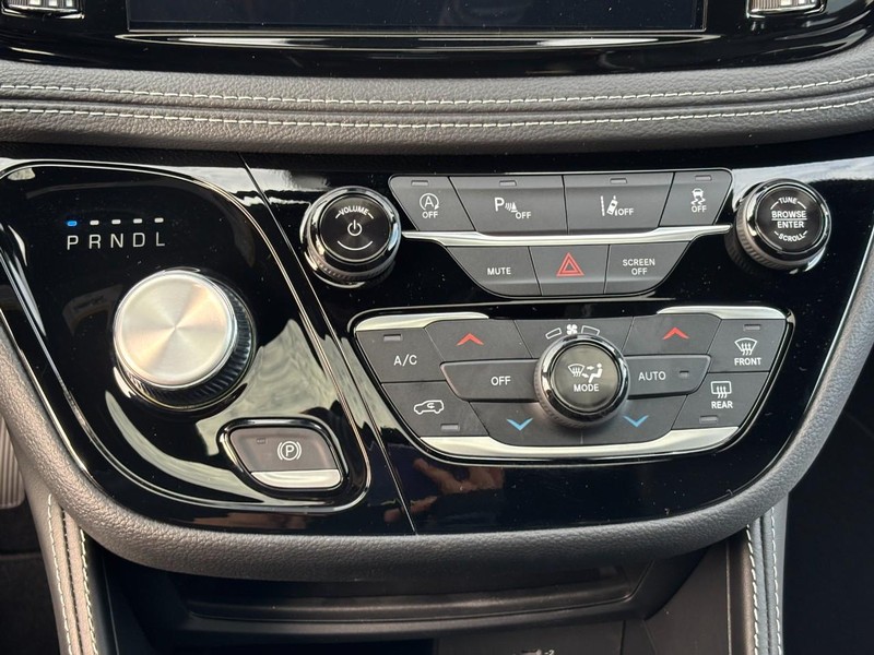 Chrysler Pacifica Vehicle Full-screen Gallery Image 17