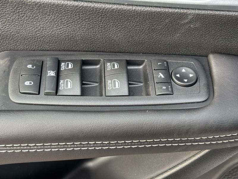 Chrysler Pacifica Vehicle Full-screen Gallery Image 18