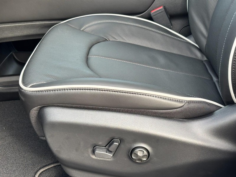 Chrysler Pacifica Vehicle Full-screen Gallery Image 20