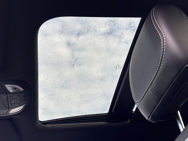 Chrysler Pacifica Vehicle Full-screen Gallery Image 21