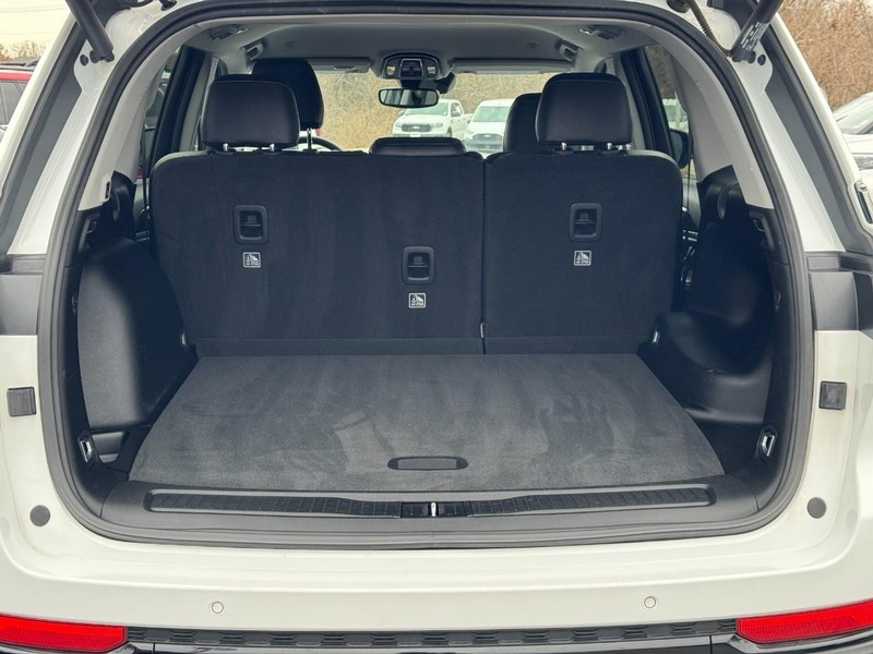 Jeep Grand Cherokee Vehicle Full-screen Gallery Image 04