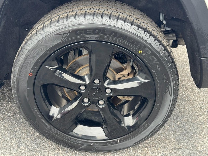 Jeep Grand Cherokee Vehicle Full-screen Gallery Image 07