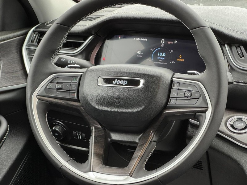 Jeep Grand Cherokee Vehicle Full-screen Gallery Image 12