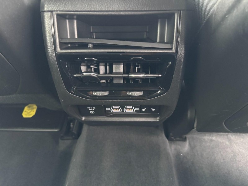 Jeep Grand Cherokee Vehicle Full-screen Gallery Image 15