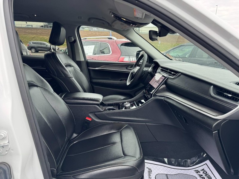 Jeep Grand Cherokee Vehicle Full-screen Gallery Image 16