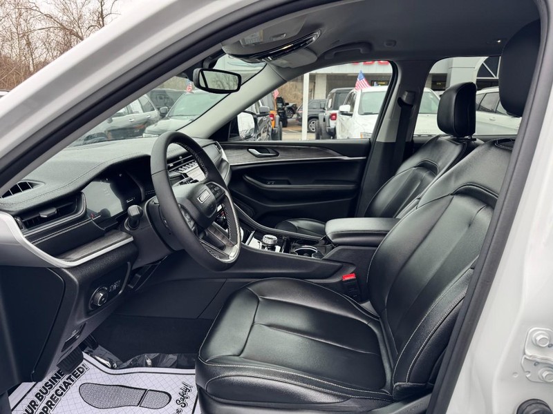 Jeep Grand Cherokee Vehicle Full-screen Gallery Image 17