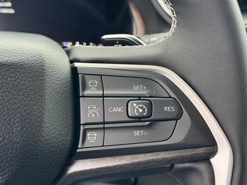 Jeep Grand Cherokee Vehicle Full-screen Gallery Image 20