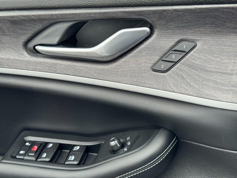 Jeep Grand Cherokee Vehicle Full-screen Gallery Image 26