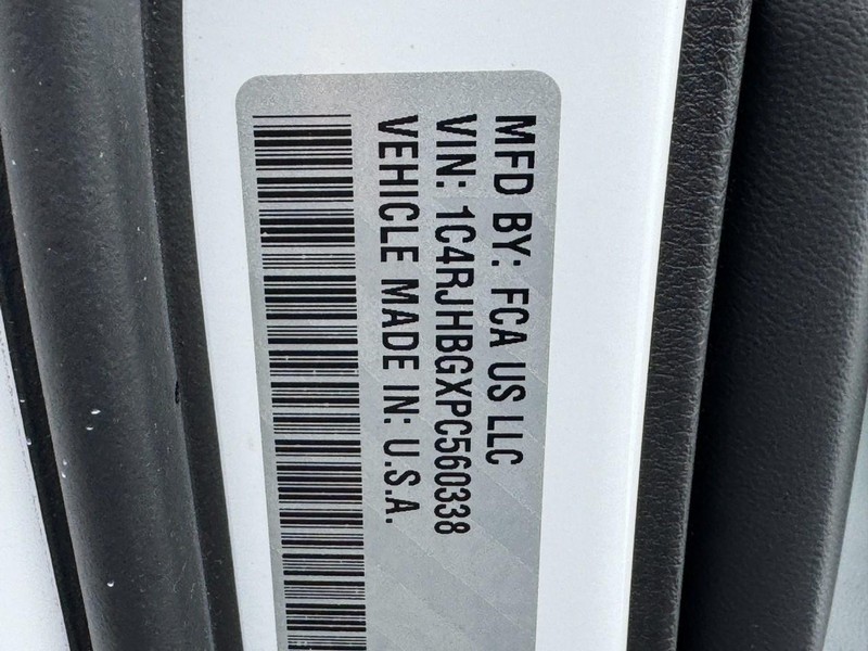 Jeep Grand Cherokee Vehicle Full-screen Gallery Image 28