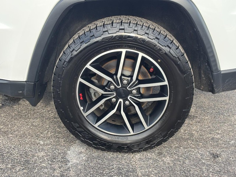 Jeep Grand Cherokee Vehicle Full-screen Gallery Image 07