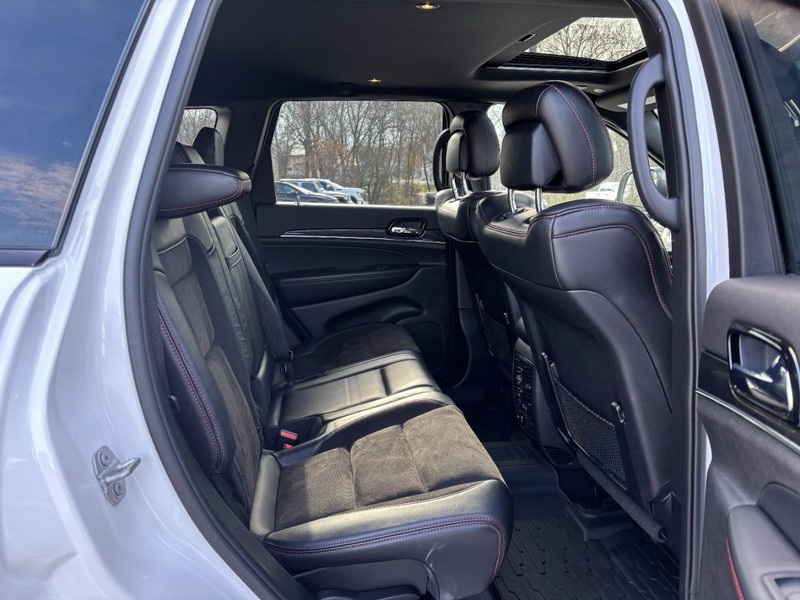 Jeep Grand Cherokee Vehicle Full-screen Gallery Image 10