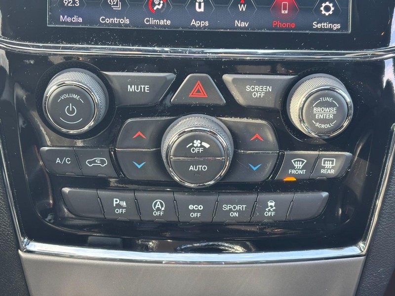 Jeep Grand Cherokee Vehicle Full-screen Gallery Image 14