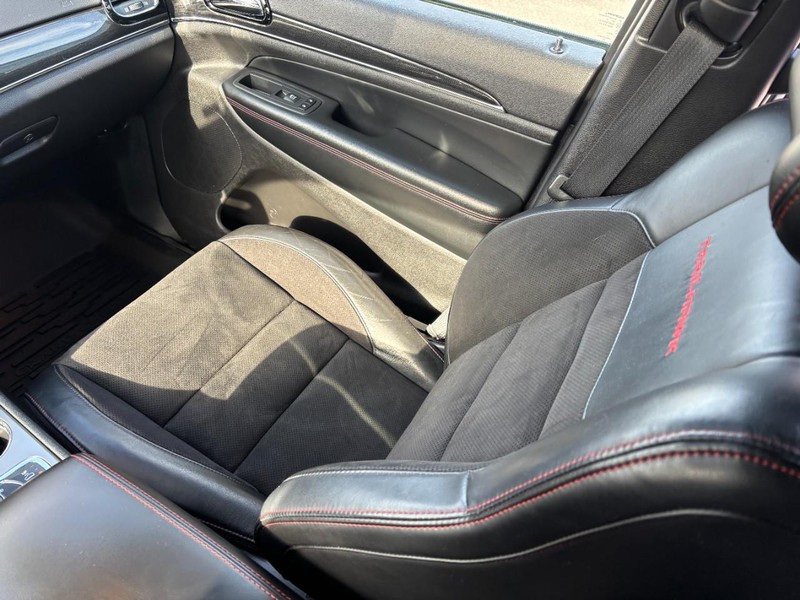 Jeep Grand Cherokee Vehicle Full-screen Gallery Image 15