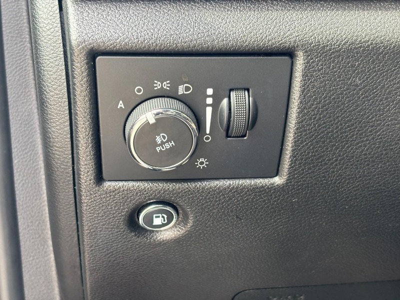 Jeep Grand Cherokee Vehicle Full-screen Gallery Image 16