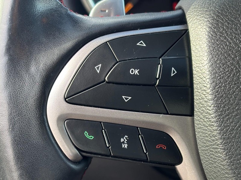 Jeep Grand Cherokee Vehicle Full-screen Gallery Image 17