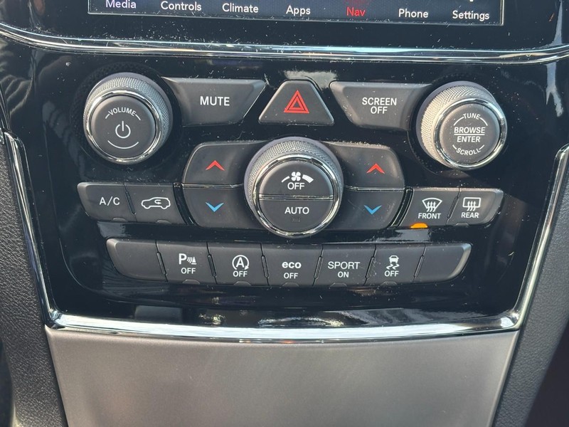 Jeep Grand Cherokee Vehicle Full-screen Gallery Image 23