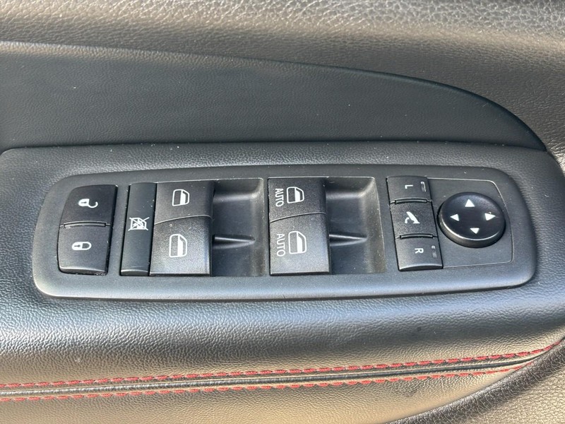 Jeep Grand Cherokee Vehicle Full-screen Gallery Image 24