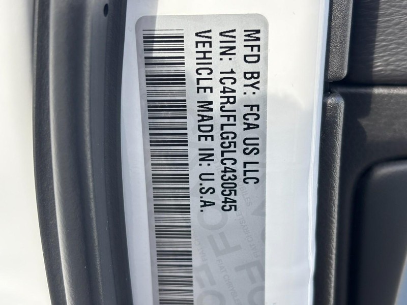 Jeep Grand Cherokee Vehicle Full-screen Gallery Image 27