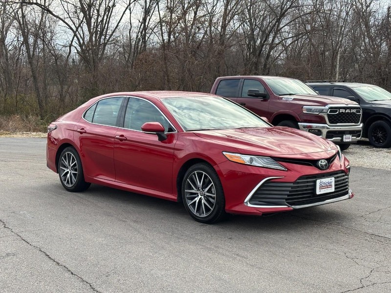 Toyota Camry Vehicle Full-screen Gallery Image 02