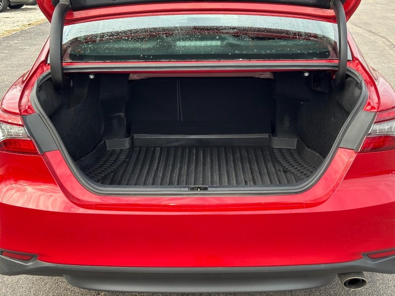 Toyota Camry Vehicle Full-screen Gallery Image 05