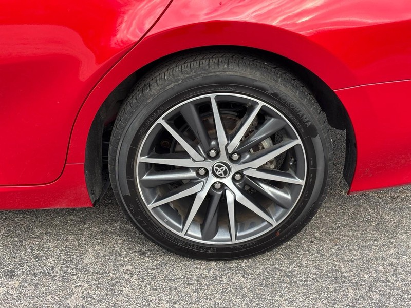 Toyota Camry Vehicle Full-screen Gallery Image 07