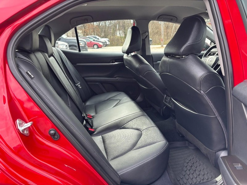 Toyota Camry Vehicle Full-screen Gallery Image 10