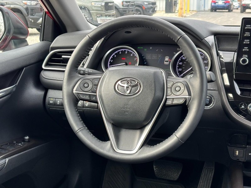 Toyota Camry Vehicle Full-screen Gallery Image 12
