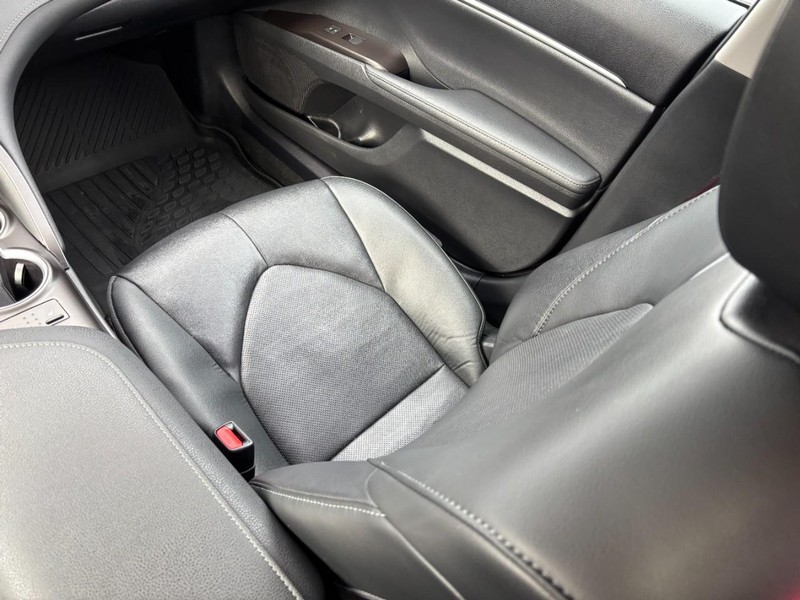 Toyota Camry Vehicle Full-screen Gallery Image 14