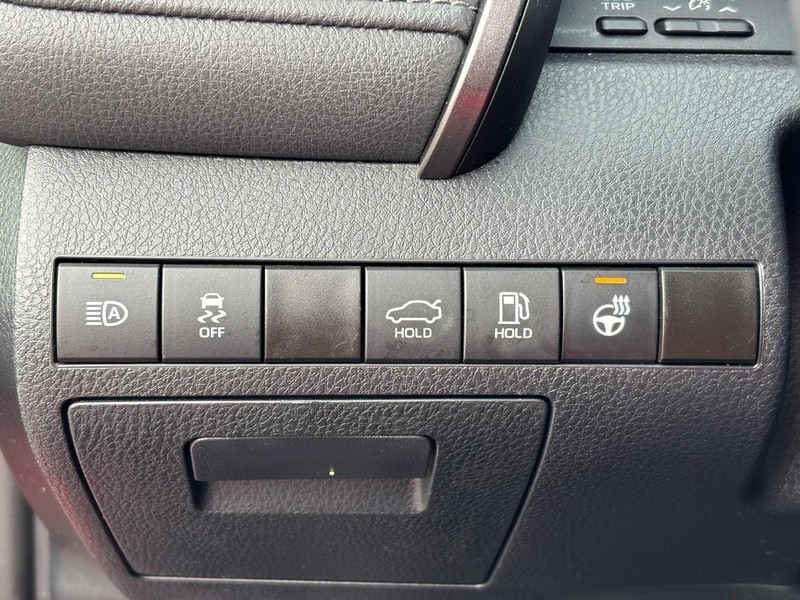 Toyota Camry Vehicle Full-screen Gallery Image 15