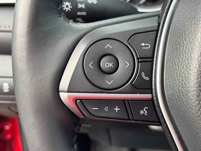 Toyota Camry Vehicle Full-screen Gallery Image 16