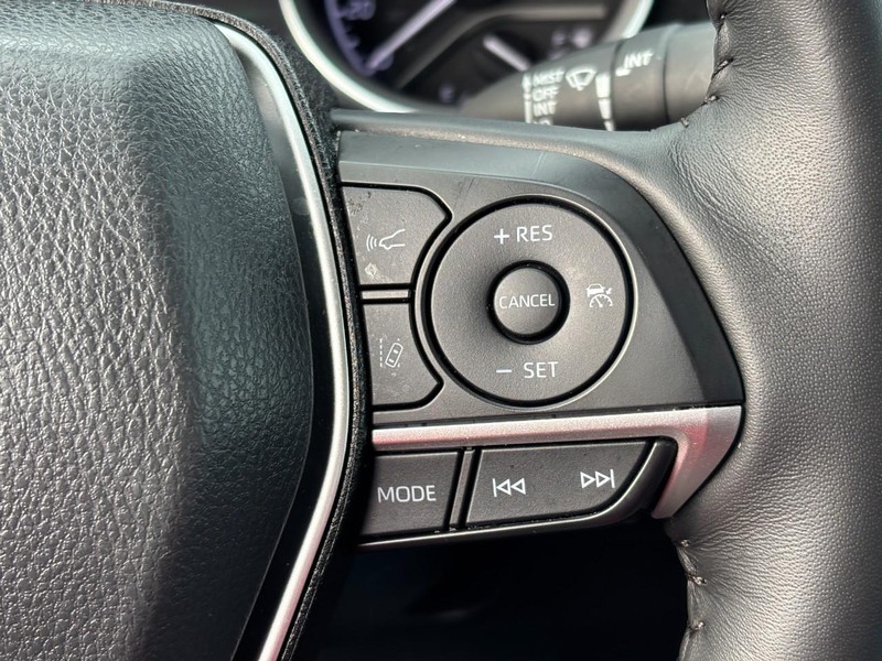 Toyota Camry Vehicle Full-screen Gallery Image 17