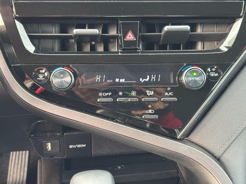 Toyota Camry Vehicle Full-screen Gallery Image 21