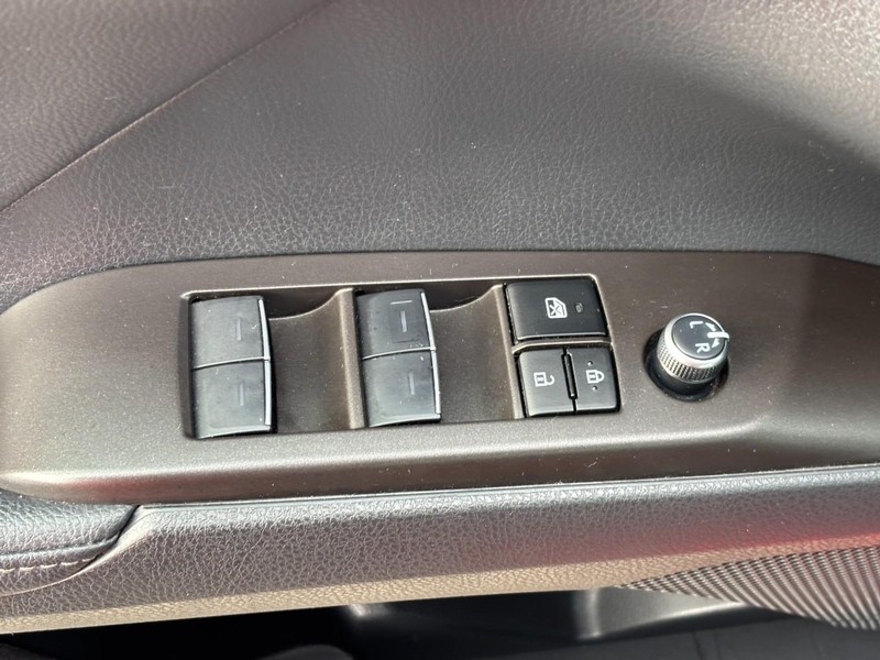 Toyota Camry Vehicle Full-screen Gallery Image 22