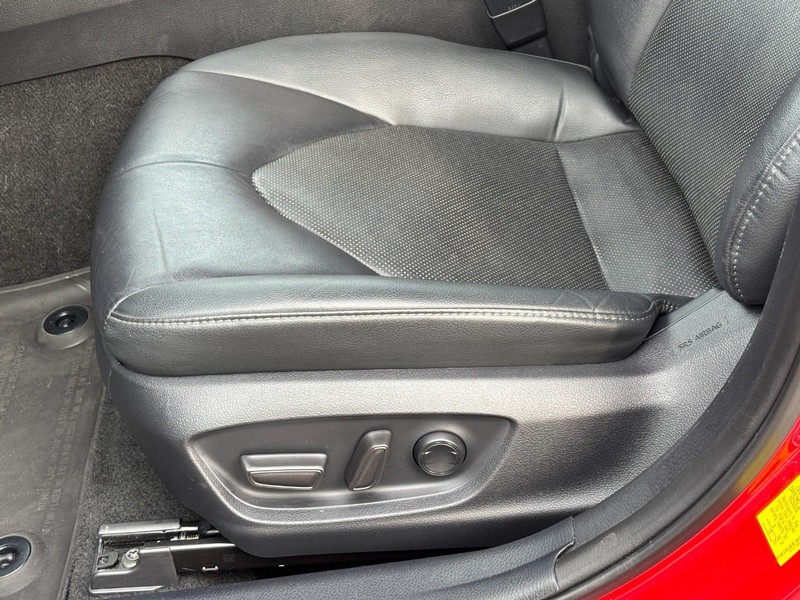 Toyota Camry Vehicle Full-screen Gallery Image 23