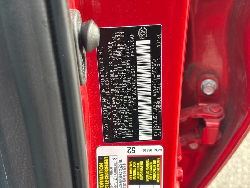 Toyota Camry Vehicle Full-screen Gallery Image 24