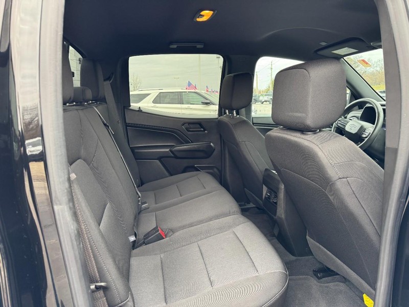 Chevrolet Colorado Vehicle Full-screen Gallery Image 10