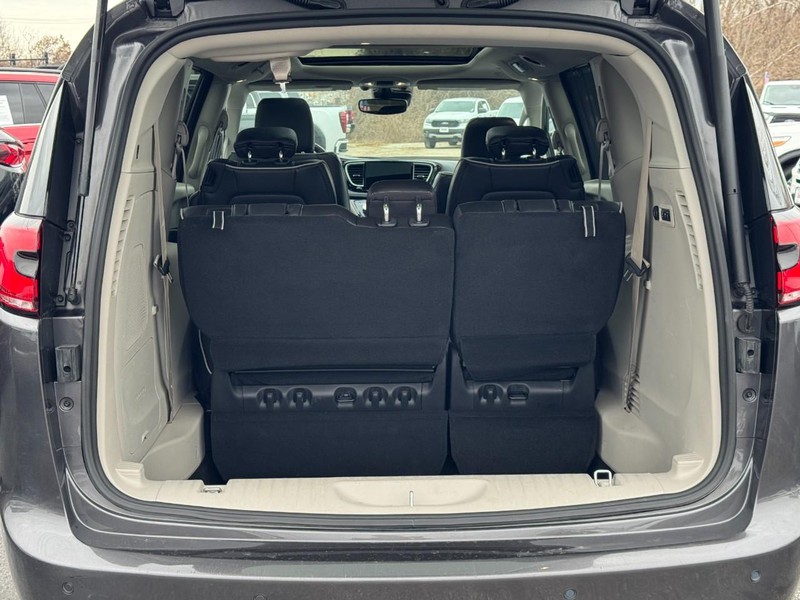 Chrysler Pacifica Vehicle Full-screen Gallery Image 04