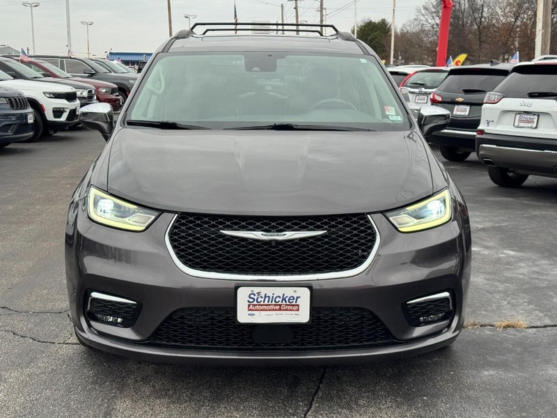 Chrysler Pacifica Vehicle Full-screen Gallery Image 09