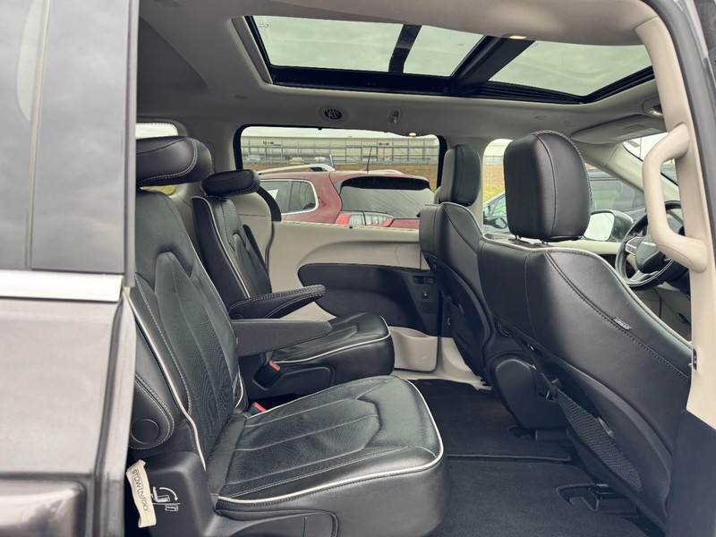 Chrysler Pacifica Vehicle Full-screen Gallery Image 11