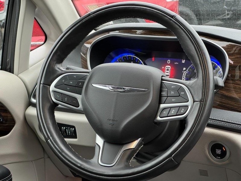 Chrysler Pacifica Vehicle Full-screen Gallery Image 13