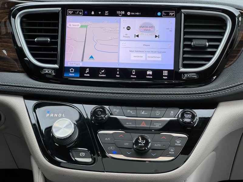 Chrysler Pacifica Vehicle Full-screen Gallery Image 14